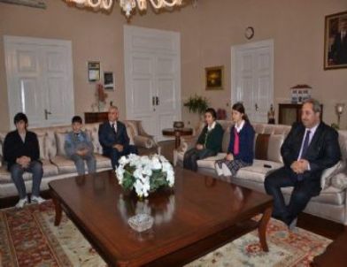 Somalı Dev Öğrenciler Vali Daşöz’ü Ziyaret Etti