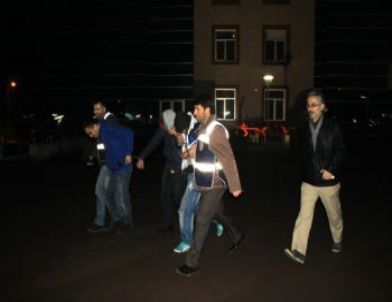 Taksi Durağının Televizyonunu Çalan 3 Kişi Tutuklandı