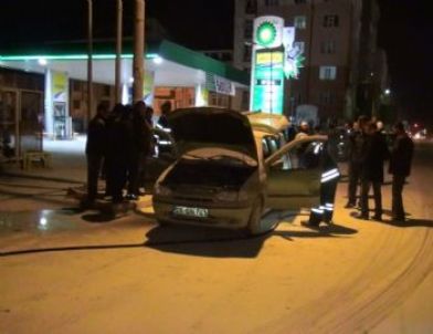 Benzin İstasyonunda Araç Patladı: 2 Yaralı
