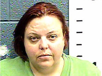 Küçük kızını kafese kitledi!