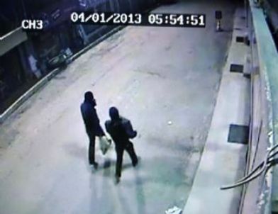 Kar Maskeli Hırsızlar Güvenlik Kameralarına Yakalandı