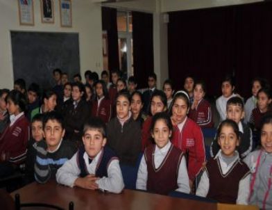 Öğrencilere Şahinbey ve Karayılan Kitabı Dağıtıldı