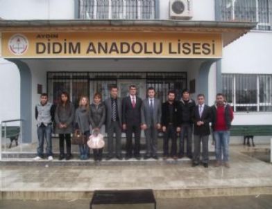 Didim’de AK Parti’li Gençlerden Okuma Kampanyasına Destek