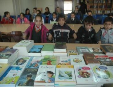 En Çok Kitap Okuyan Öğrencilere Hediye Jesti