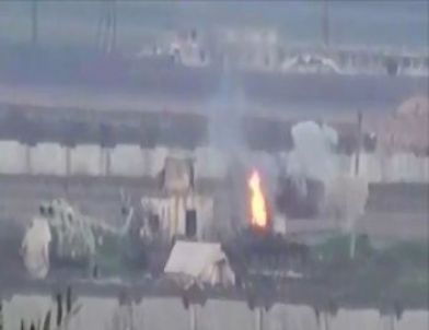 Havaalanı İçindeki Esad Askerlerinin Tankı Böyle Vuruldu