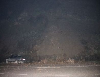 Dağdan Düşen Kayalar, Seyir Halindeki Otomobile Zarar Verdi