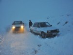BENZİN İSTASYONU - Erzurum’da Kar ve Tipi Nedeniyle Araçlar Yolda Mahsur Kaldı