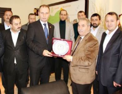 İş Adamlarından Demirtaş'a Plaket