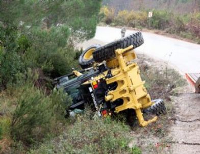 Tır Üzerindeki Greyder Şarampole Yuvarlandı