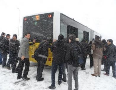 Yolcular Kara Saplanan Otobüste Mahsur Kaldı