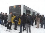 BELEDIYE OTOBÜSÜ - Yolcular Kara Saplanan Otobüste Mahsur Kaldı