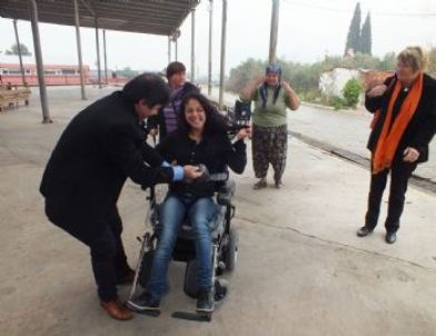 Akyeniköylü Elif’e Akülü Araba Bağışlandı