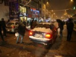 BELEDIYE OTOBÜSÜ - Bursa'da Ana Caddeler Buz Pistine Döndü, Yolcular Otobüslerde Mahsur Kaldı