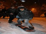 Bursa'da Çocukların Gece Yarısı Poşet ve Snowboard İle Kayak Keyfi