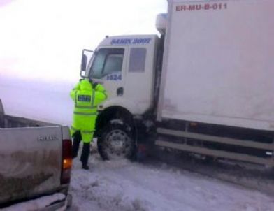 Erzurum’da Kar ve Tipi Sürücülerin Kabusu Oldu