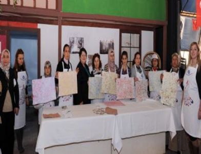 Ev Kadınları Ebru Sanatı İle Buluştu