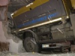 MEVLANA CELALEDDİN RUMİ - Kar Küreme Aracı 2 Katlı Binaya Girdi: 3 Yaralı