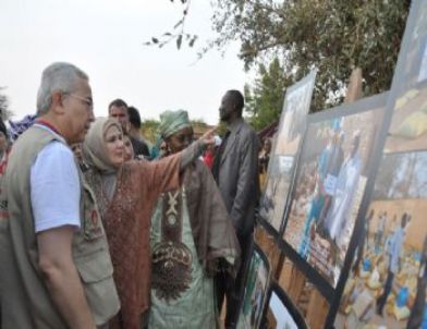 Başbakan Erdoğan, Nijer'de Gönüllülerle Buluştu