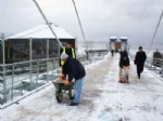 YAYA TRAFİĞİ - Yaya Köprülerinde Kar Nöbeti