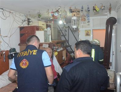 Dumandan Etkilenen Şahsı Komşuları Kurtardı