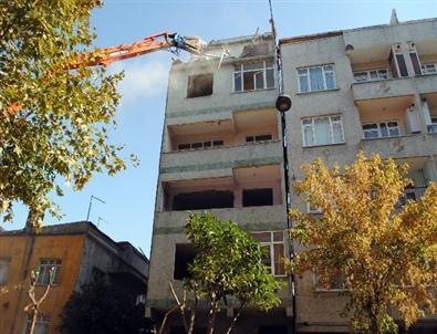 Esenler'de Yan Yatan Bina Yıkıldı