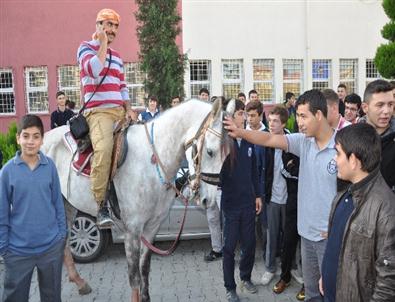 Onur Öğretmen Okula Atla Gidip Geliyor