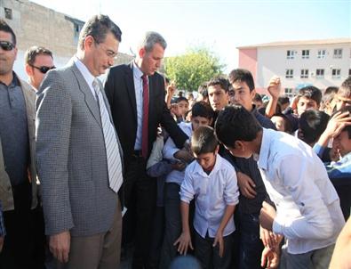 Vali Güvenç, Süleymaniye’de Çocuklara Kitap Dağıttı