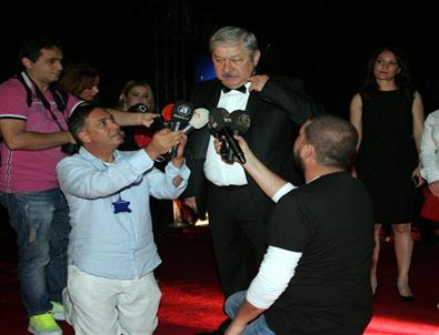 Altınportakal'da Kadir İnanır'ın Kum Heykeli Polemiği