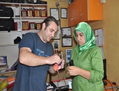 Halının İçinden Çıkan 5 Cumhuriyet Altınını Sahibine Teslim Etti