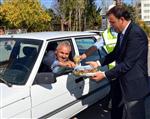 BAYRAM ŞEKERİ - Trafik Ekipleri Sürücülere Şeker İkramında Bulundu