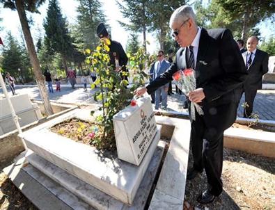 Uşak'ta Bayramda Garnizon ve Polis Şehitliği Ziyareti Yapıldı