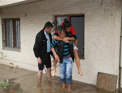 (özel Haber) Antalya'da Sağanak Yağış Su Baskınlarına Sebep Oldu