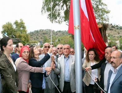 Uzunırmak, Menderes’in Köyüne Türk Bayrağı Dikti