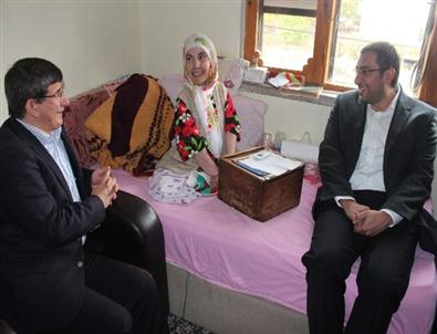Dışişleri Bakanı Davutoğlu’ndan Engelli Kadına Ziyaret