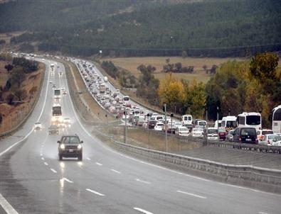 Tem Otoyolu’nda 15 Kilometre Araç Kuyruğu Oluştu