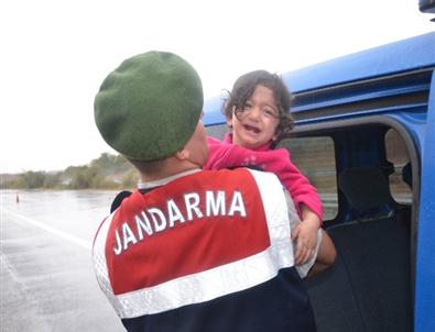 Kazada Korkan Bebeği Jandarma Eri Teselli Etti