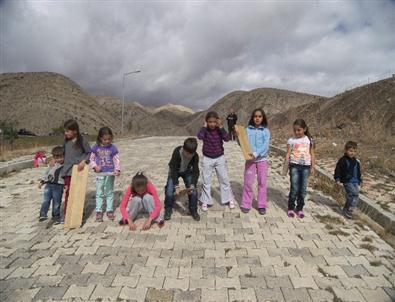 Çocukların Laminat Parkeli Kızak Keyfi