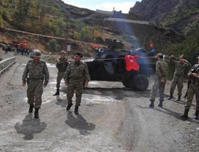 Asker düğün konvoyunun önünü kesti