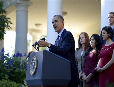 Obama Konuşurken Arkasındaki Kadın Fenalık Geçirdi