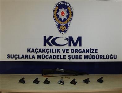 Polis Köpeği 'mendi'Kaçak Silahları Buldu