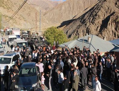 Köylüler Hakkari-van Karayolunu Trafiğe Kapattı