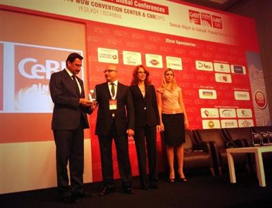 Sosyal Medyanın Şampiyonu Başkan Ak Ödülünü Aldı