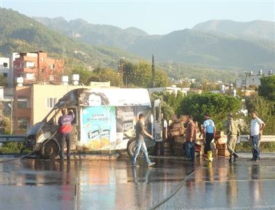 Otoyolda Çay Yüklü Kamyonet Yandı