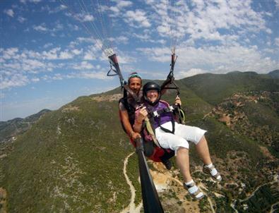 83'lük Alman Nine Paraşütle Uçtu