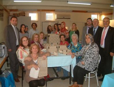 Kadınlar Hasır Örme Dolap ve Kutular Yaptı