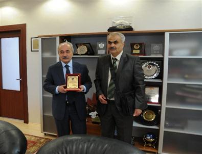 Görme Engellilerden Başkan Genç'e Plaket