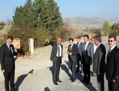 Suşehri Kaymakamı Perçi, Yeni Yapılan İlçe Giriş Yolunda İncelemelerde Bulundu