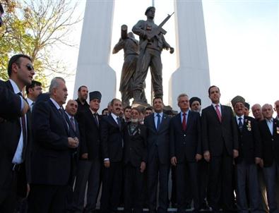 Tarihi İstiklal Yoluna Şehitlik Anıtı Kuruldu