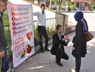 Somalı Genç Pankart Açarak Evlenme Teklif Etti