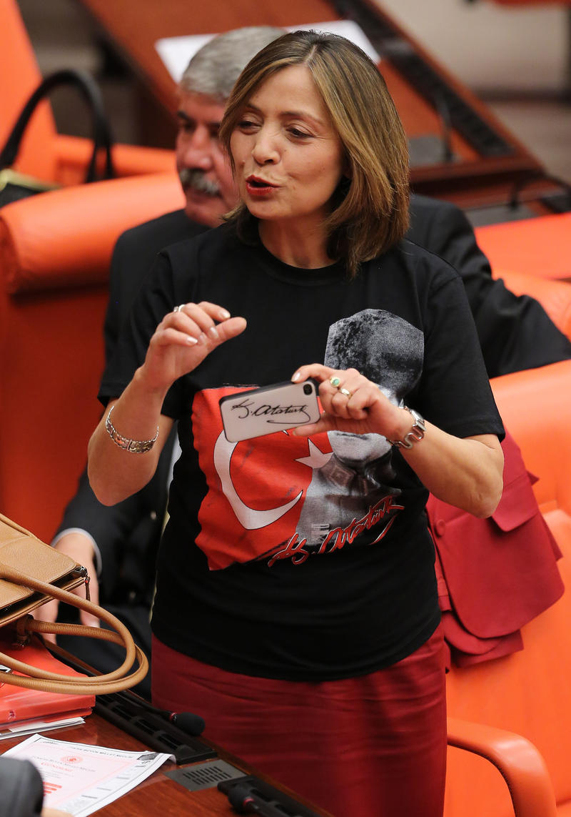 CHP'li vekilden Atatürk tişörtlü tepki